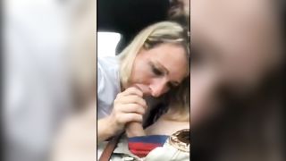 Zia bionda spompina in auto