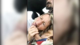 Zia bionda spompina in auto