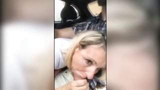 Zia bionda spompina in auto