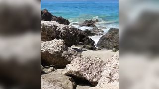 La riprende nuda tra gli scogli