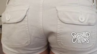 Calda biondina 18enne nel suo primo porno POV