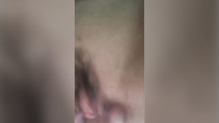 Moglie squirta e scopa