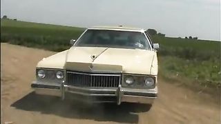 Un porcone puttaniere e 2 belle puttanelle