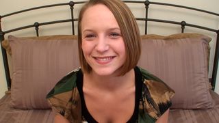 Bionda di 19 anni ama la gola profonda