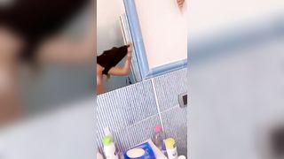 Due amiche fanno le porche davanti allo specchio