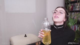 Ema Lee pissing
