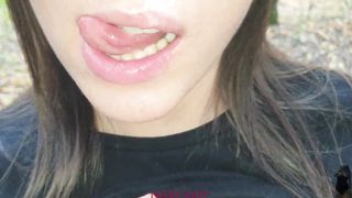 Nicky Mist golosona nel bosco