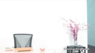 Due massaggiatrici per un cazzo felice