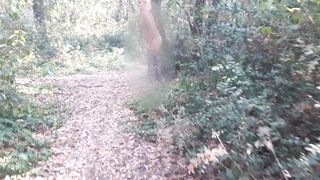 Femmina bionda piscia outdoor