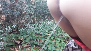 Femmina bionda piscia outdoor