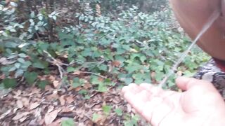 Femmina bionda piscia outdoor