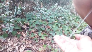 Femmina bionda piscia outdoor