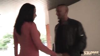 Puttaniere rimorchia una bella puttanella