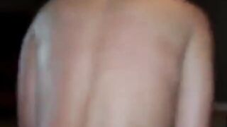 Splendida italiana tettona si spoglia