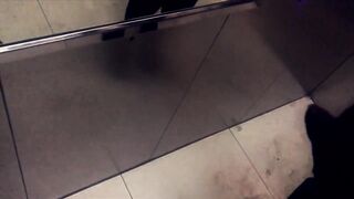 MILF spompina uno sconosciuto