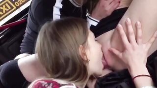 Tre lesbiche fanno sesso in auto