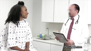 Medico scopa paziente nera durante una visita di controllo