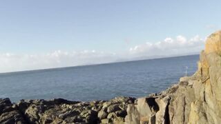 Matura con gli occhiali da sole fa un pompino con ingoio in spiaggia...