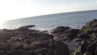 Matura con gli occhiali da sole fa un pompino con ingoio in spiaggia...