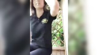 Anteprima del video: Fa la troia mentre fuma una sigaretta