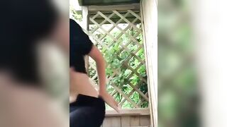 Fa la troia mentre fuma una sigaretta