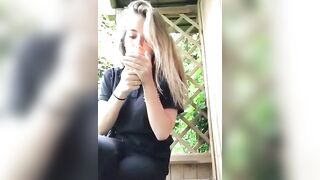 Fa la troia mentre fuma una sigaretta