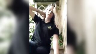 Fa la troia mentre fuma una sigaretta