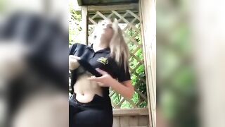 Fa la troia mentre fuma una sigaretta