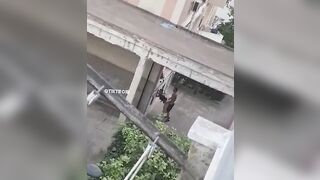 Anteprima del video: VERGOGNA ci SONO BAMBINI CHE GUARDANO !