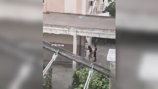 VERGOGNA ci SONO BAMBINI CHE GUARDANO !