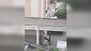 VERGOGNA ci SONO BAMBINI CHE GUARDANO !