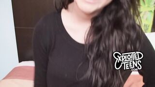 Teen bruna tettona al suo primo porno