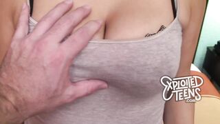 Teen bruna tettona al suo primo porno