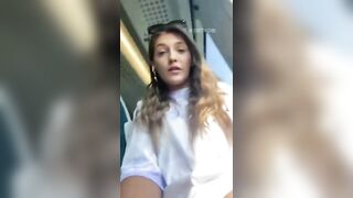 La ZOCCOLA si masturba in TRENO