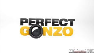 Bionda bellissima teen sfondata da due cazzoni