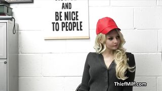 Bella milf bionda sexy scopata sul tavolo dell'ufficio