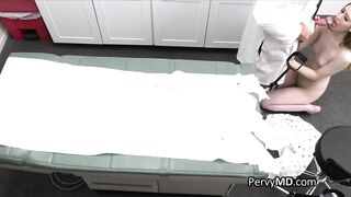 Vecchio dottore scopa giovane e bella paziente