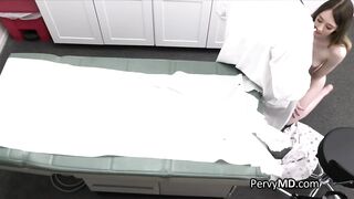 Vecchio dottore scopa giovane e bella paziente