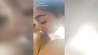 Giovane culona nera lecca la figa all'amica