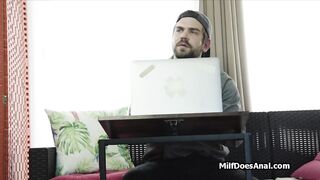 Cazzo fino alle palle in bocca e culo di bella latina