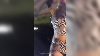 Linda Stabilini fa la cagna per strada