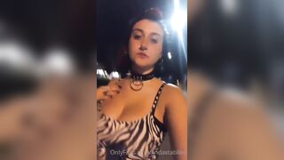 Linda Stabilini fa la cagna per strada