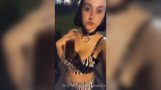 Linda Stabilini fa la cagna per strada