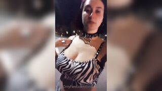 Linda Stabilini fa la cagna per strada