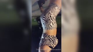 Linda Stabilini fa la cagna per strada