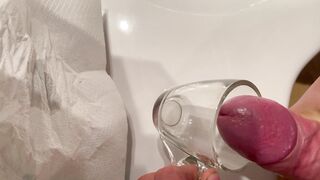 Anteprima del video: Bicchiere mezzo pieno o mezzo vuoto ?