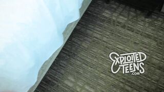 Teen rossa sbava su un grosso cazzo