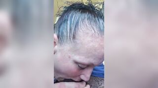 Puttanella pompa in auto il cliente