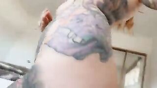 Bionda milf tettona tatuata