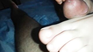 I suoi dolci piedini mi fanno esplodere!